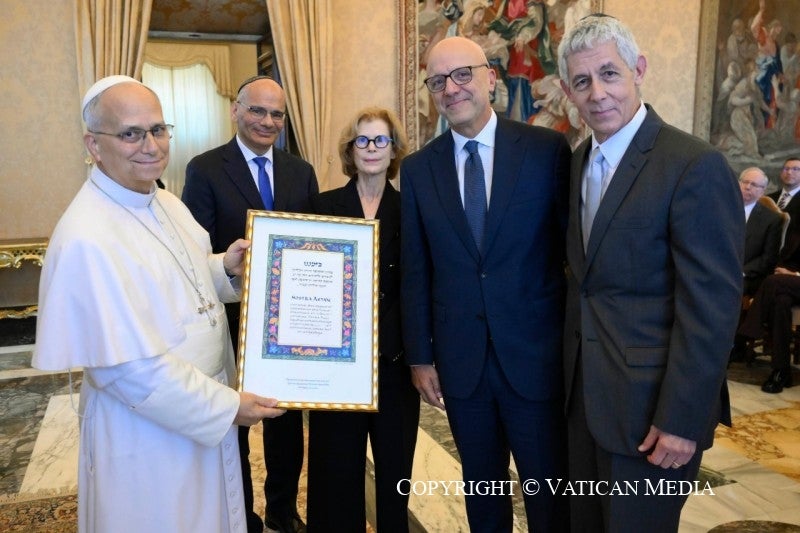 Pope Leo XIV with AJC Director of interreligious Affairs Rabbi Noam Marans, AJC Chair of Interreligious Affairs Dr. Joyce Silberstang, AJC CEO Ted Deutch, and AJC President Bobby Lapin