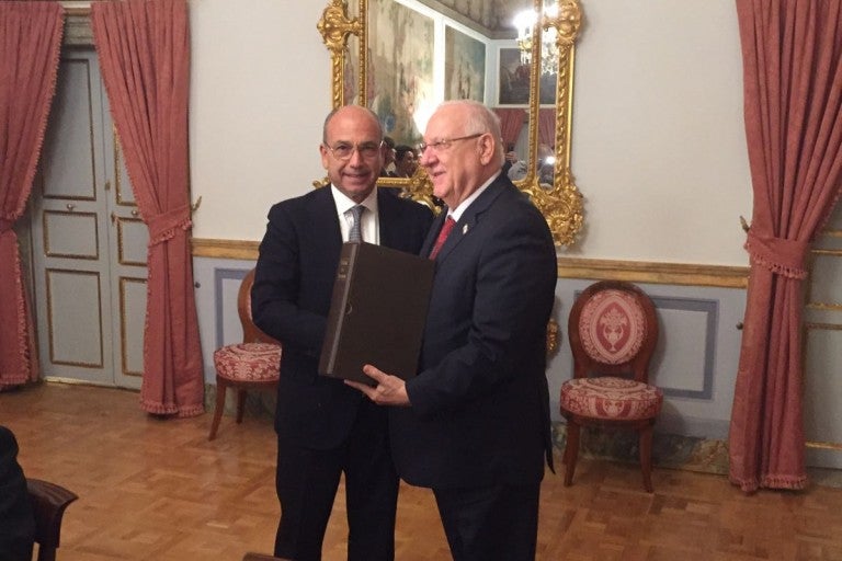 Isaac Querub junto al Presidente de Israel Reuven Rivlin