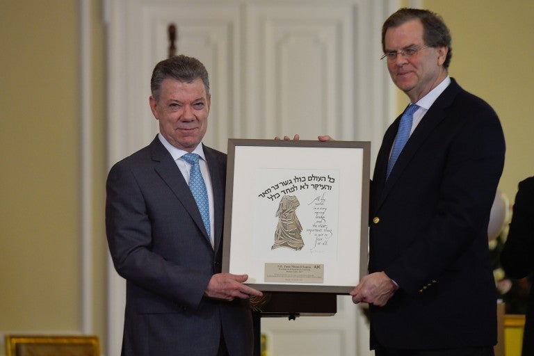 El Presidente Santos recibe el Premio Gesher del AJC.
