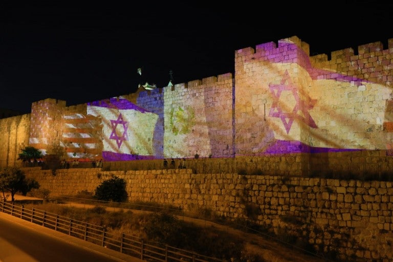 Murallas de Jerusalén iluminadas con las banderas de EEUU, Guatemala e Israel.