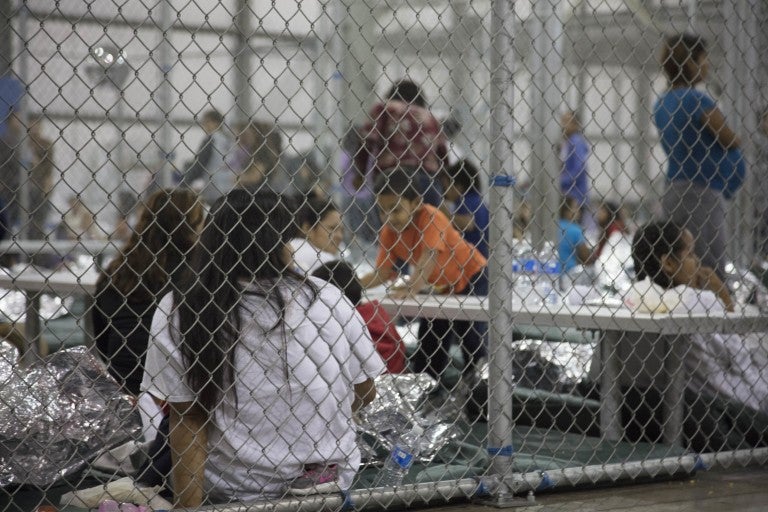 Niños migrantes en centros de detención.