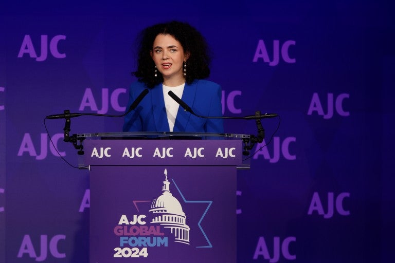 Image of Hannah Veiler at the podium of AJC's 2024 Global Forum accepting the AJC Sharon Greene Award for Campus Advocacy
