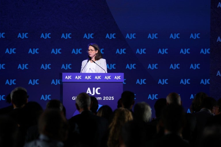 Yom HaZikaron Tribute: Danielle Aviran Honors Israel’s Fallen at AJC Global Forum 2025