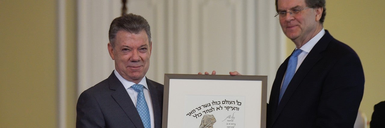 El Presidente Santos recibe el Premio Gesher del AJC.