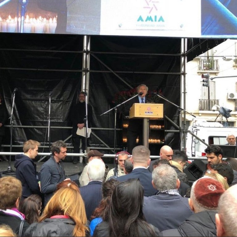 Luis Almagro, Secretario General de la OEA, habla durante el acto de AMIA