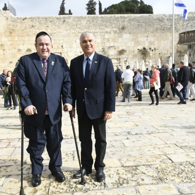 El presidente de Guatemala, Alejandro Giammattei, con el embajador israelí a Guatemala y Honduras, Mattanya Cohen, en el Muro de los Lamentos en Jerusalem